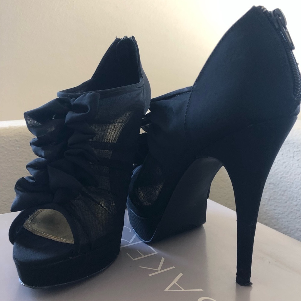 Bakers Black heels, Style Hadara size 8, open toe mesh ruffle front heel.